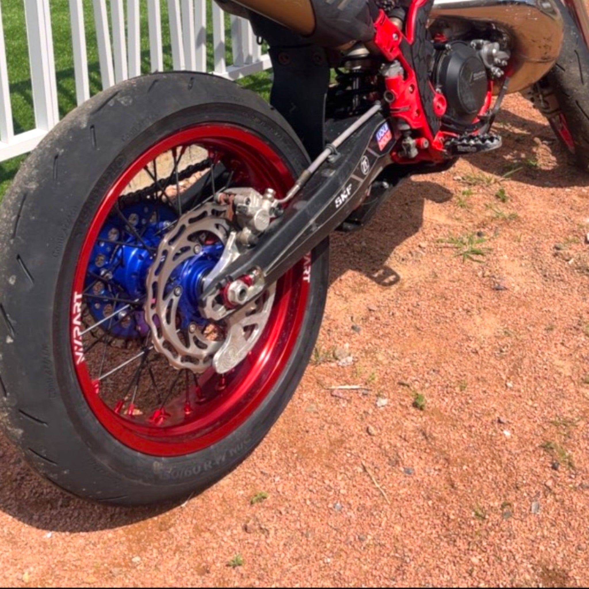 Comment choisir la largeur de ses jantes Supermotard selon les pneus ?