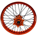 Jante arrière Cross / Enduro MXPART avec cerclage alu personnalisable, moyeu CNC et rayons renforcés. Prête à monter, fabriquée sur mesure.
