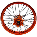 Jante arrière Cross / Enduro MXPART avec cerclage alu personnalisable, moyeu CNC et rayons renforcés. Prête à monter, fabriquée sur mesure.
