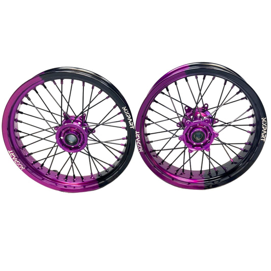 Jantes Supermotard MXPART avec finition dégradée bleu et rouge, montées avec moyeux CNC et rayons renforcés